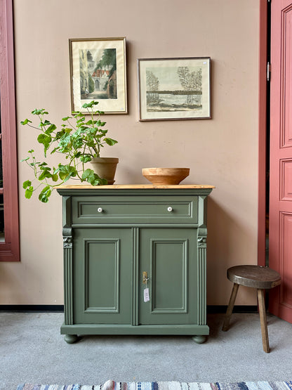 En gammal, vacker kommod med fina detaljer.