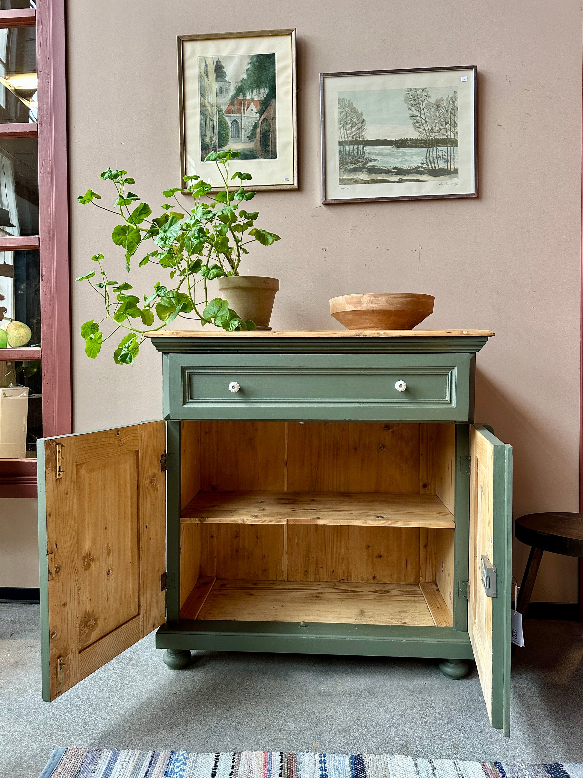 En gammal, vacker kommod med fina detaljer.