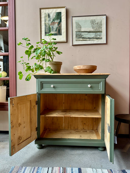 En gammal, vacker kommod med fina detaljer.