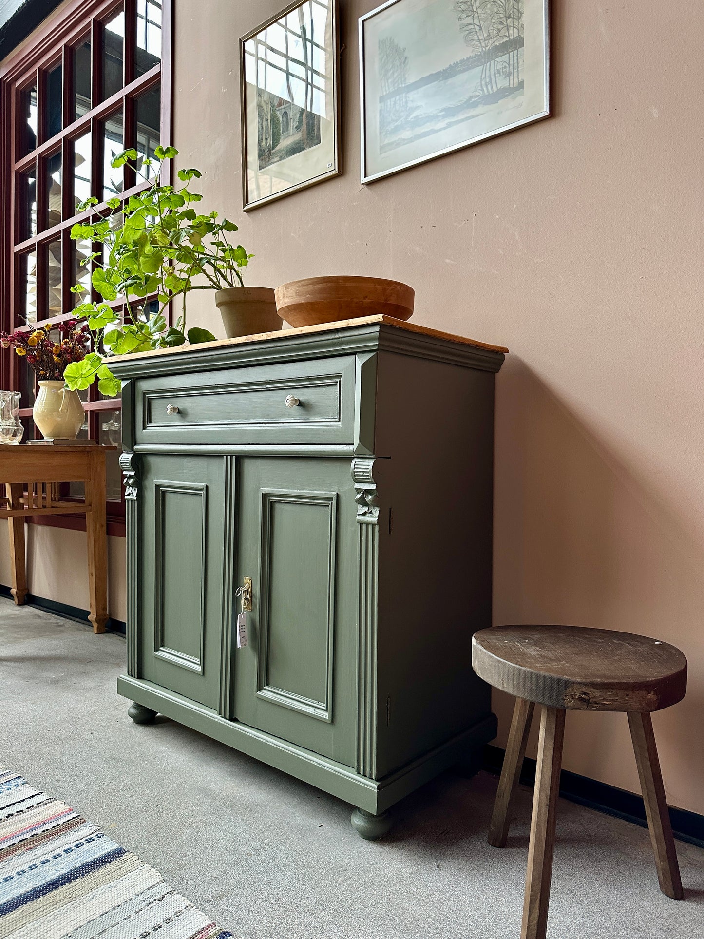 En gammal, vacker kommod med fina detaljer.