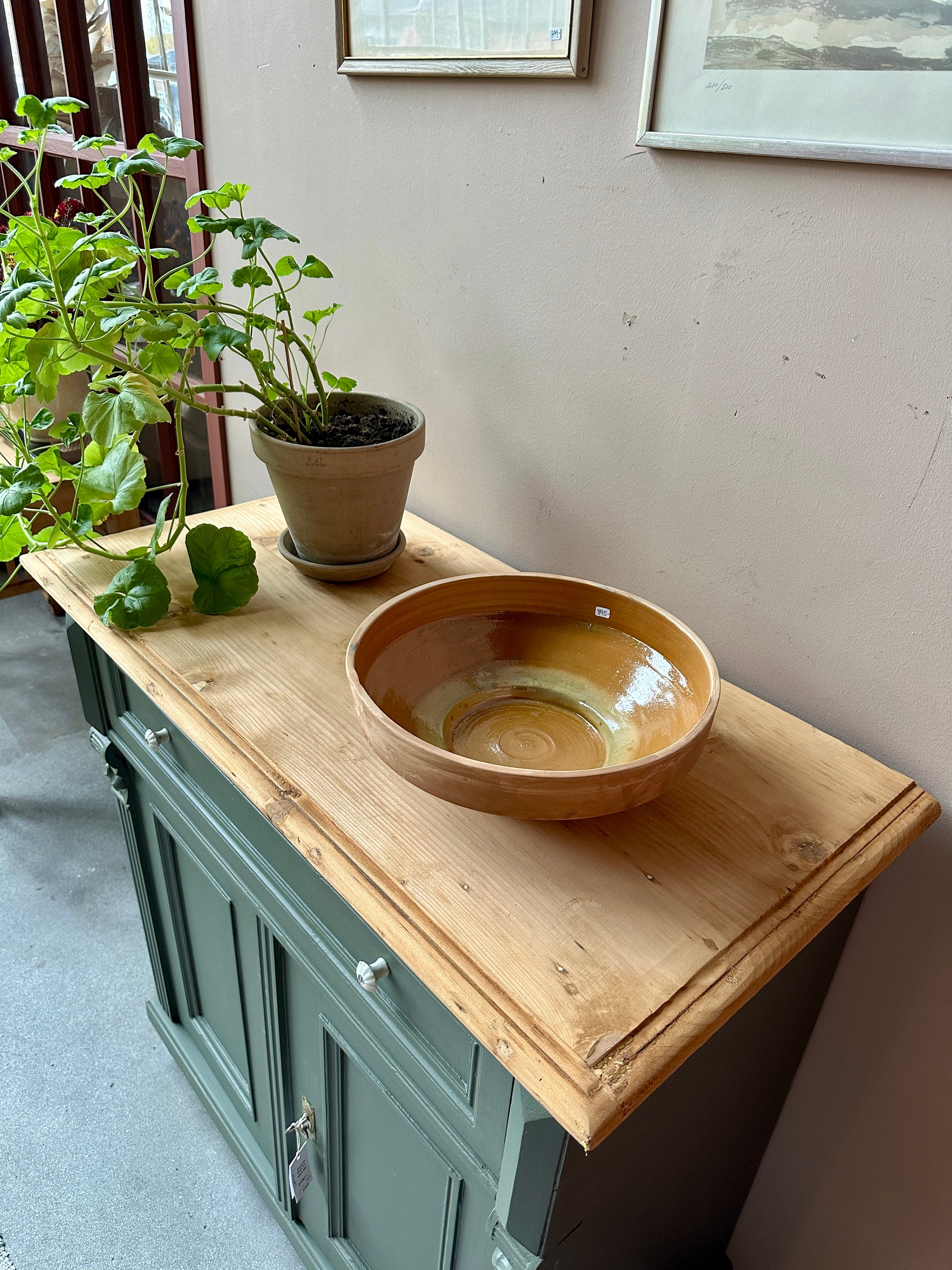 En gammal, vacker kommod med fina detaljer.