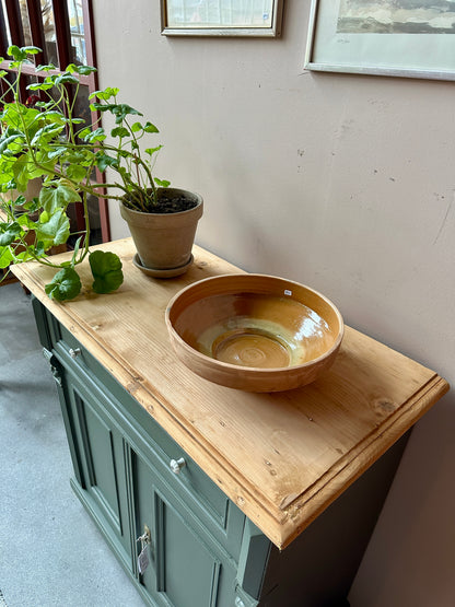 En gammal, vacker kommod med fina detaljer.