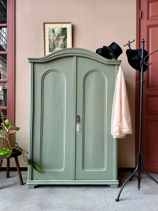 Ett gammalt vackert linneskåp med härliga former och fina detaljer.