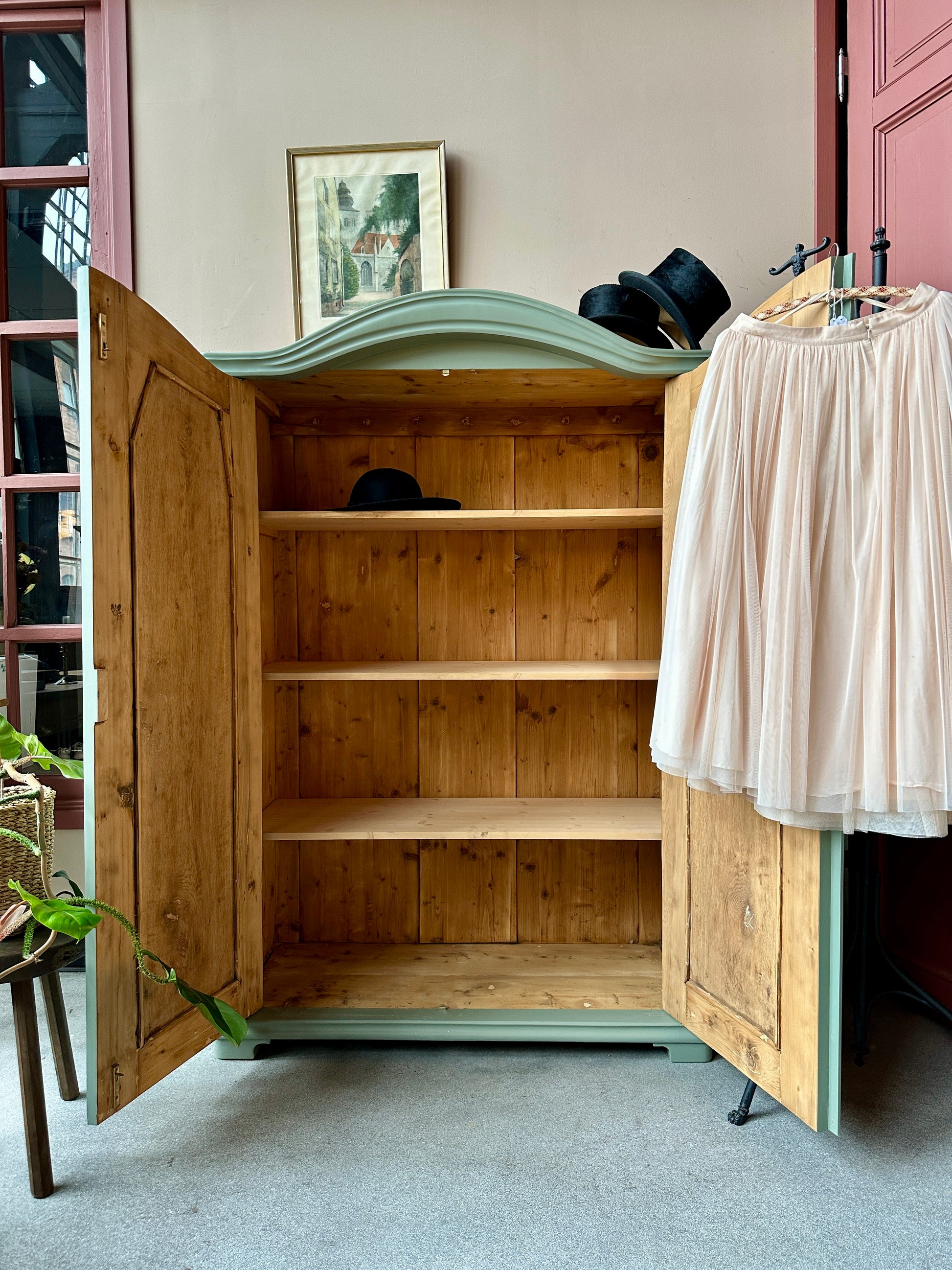 Ett gammalt vackert linneskåp med härliga former och fina detaljer.