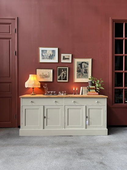 En vacker skänk med förvaring i form av både lådor och skåp.
Skänken är penselmålad med en matt snickerifärg i en Dakaboms greiga kulör