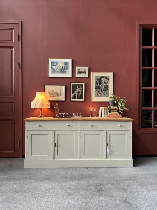 En vacker skänk med förvaring i form av både lådor och skåp.
Skänken är penselmålad med en matt snickerifärg i en Dakaboms greiga kulör