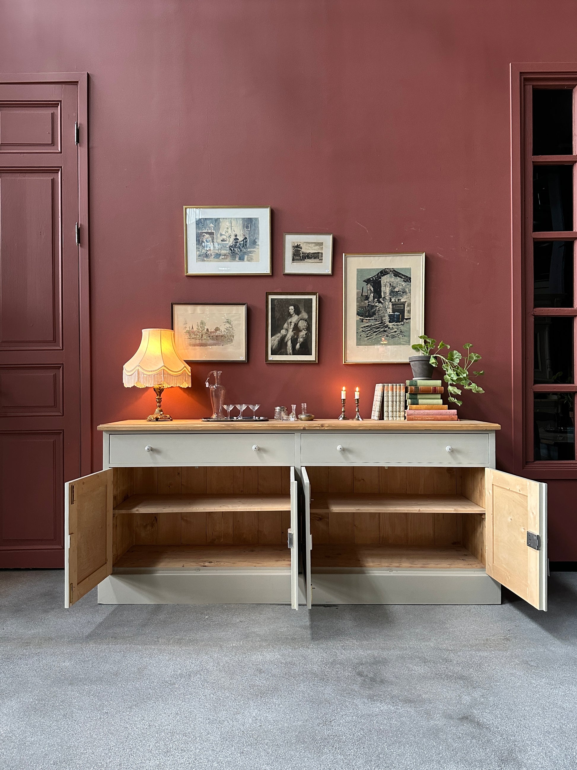 En vacker skänk med förvaring i form av både lådor och skåp.
Skänken är penselmålad med en matt snickerifärg i en Dakaboms greiga kulör