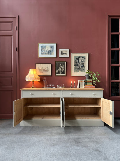 En vacker skänk med förvaring i form av både lådor och skåp.
Skänken är penselmålad med en matt snickerifärg i en Dakaboms greiga kulör