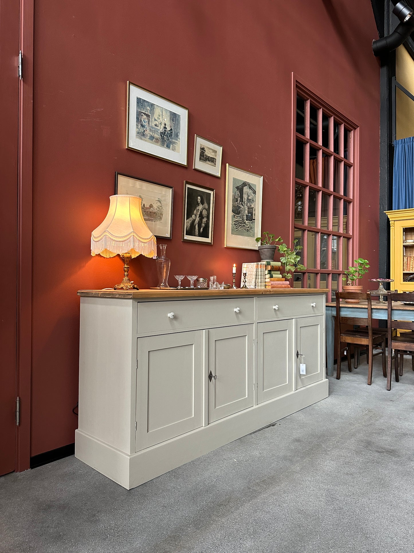 En vacker skänk med förvaring i form av både lådor och skåp.
Skänken är penselmålad med en matt snickerifärg i en Dakaboms greiga kulör