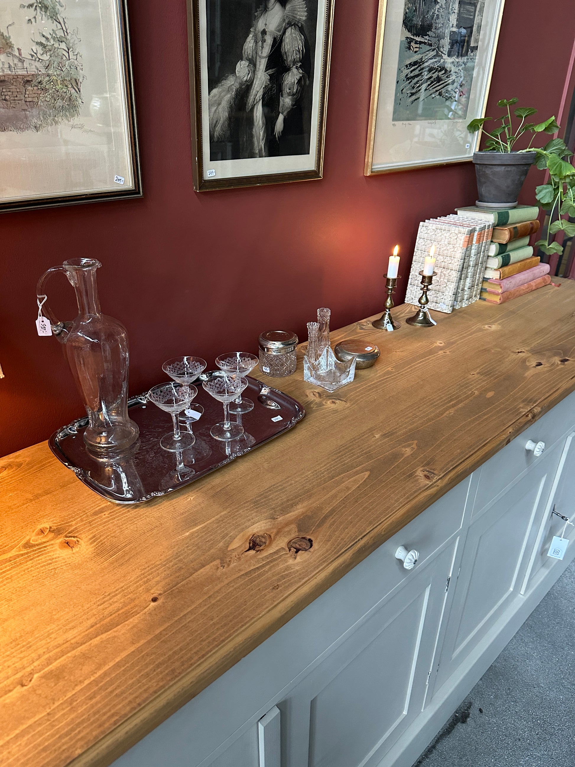 En vacker skänk med förvaring i form av både lådor och skåp.
Skänken är penselmålad med en matt snickerifärg i en Dakaboms greiga kulör