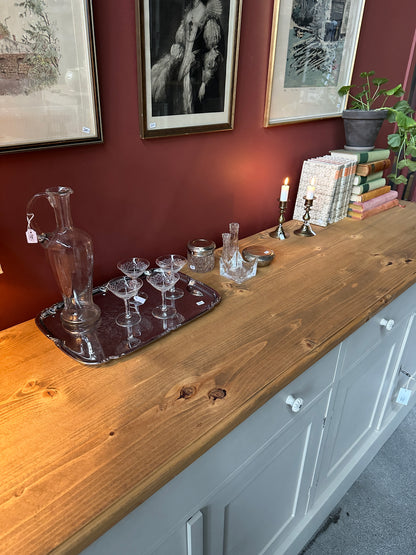 En vacker skänk med förvaring i form av både lådor och skåp.
Skänken är penselmålad med en matt snickerifärg i en Dakaboms greiga kulör