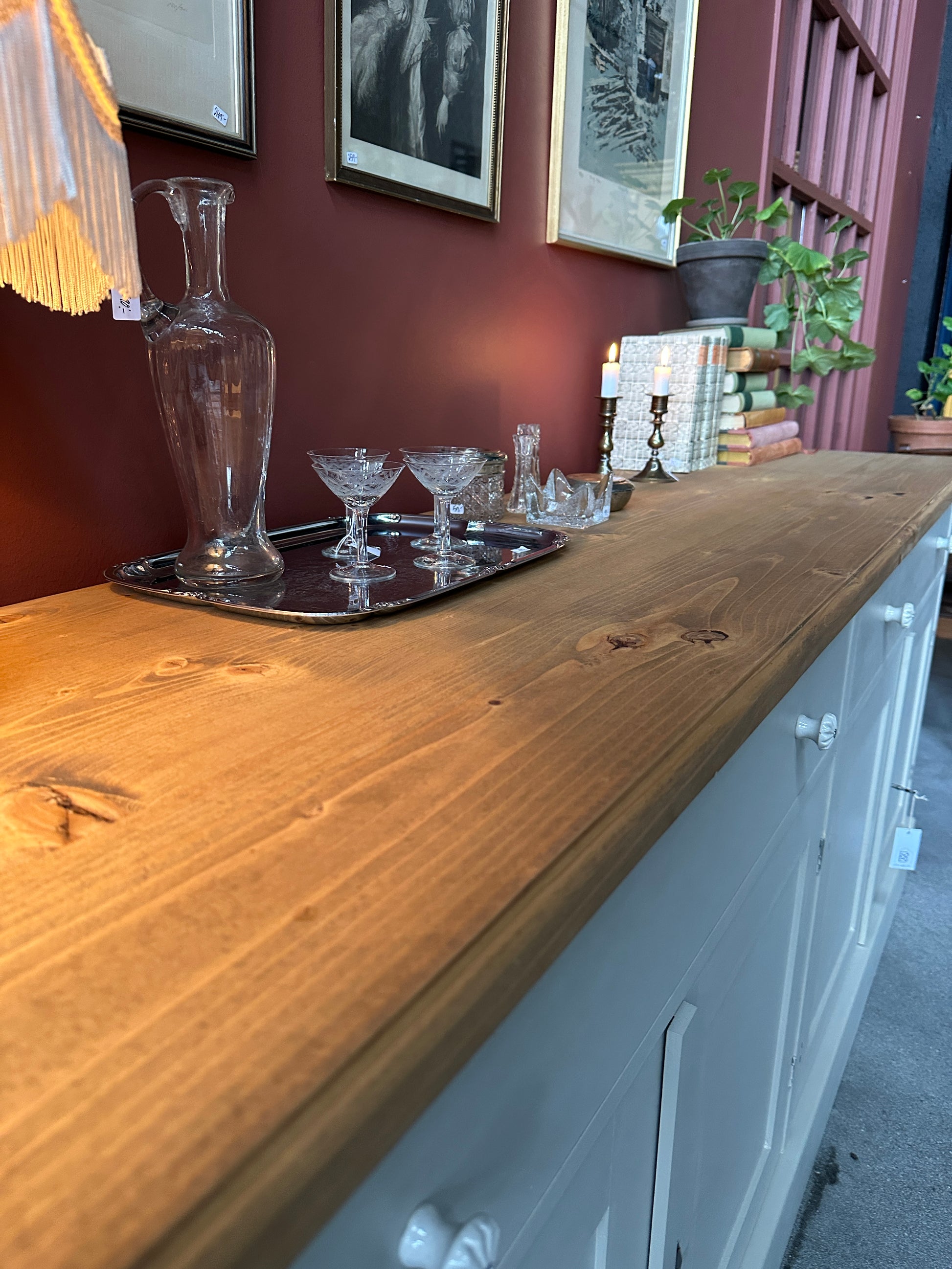 En vacker skänk med förvaring i form av både lådor och skåp.
Skänken är penselmålad med en matt snickerifärg i en Dakaboms greiga kulör