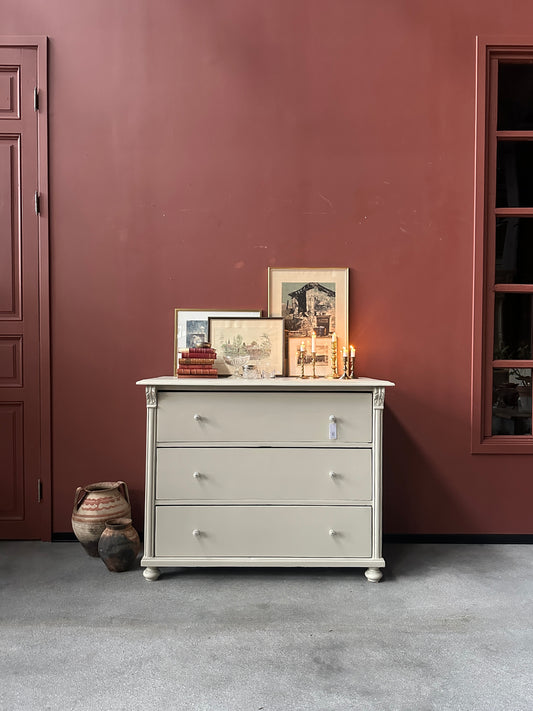 En gammal, vacker byrå i större mått med massor av förvaring. Den har 3 st praktiska lådor med vackra porslinsknoppar.