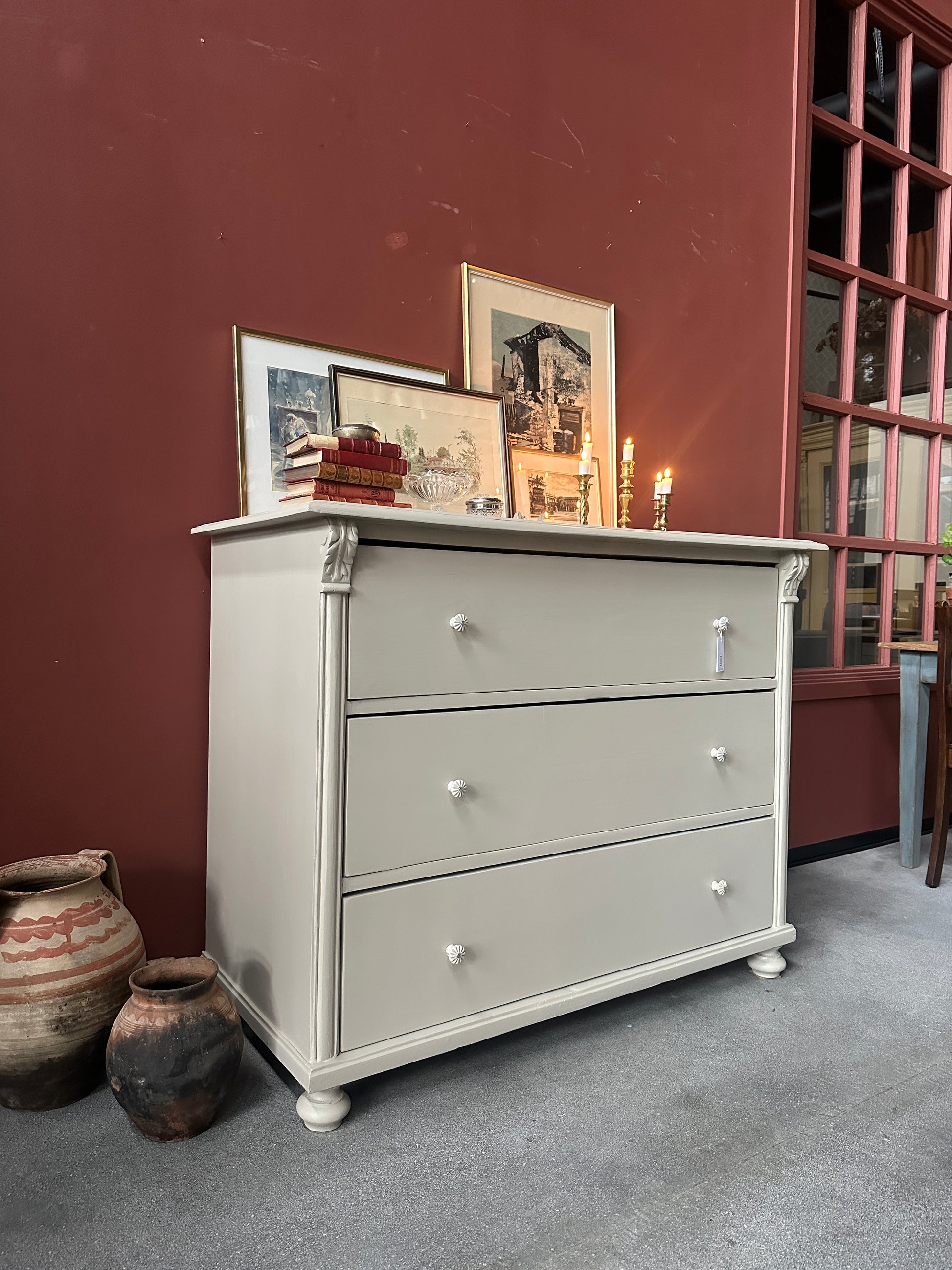 En gammal, vacker byrå i större mått med massor av förvaring. Den har 3 st praktiska lådor med vackra porslinsknoppar.