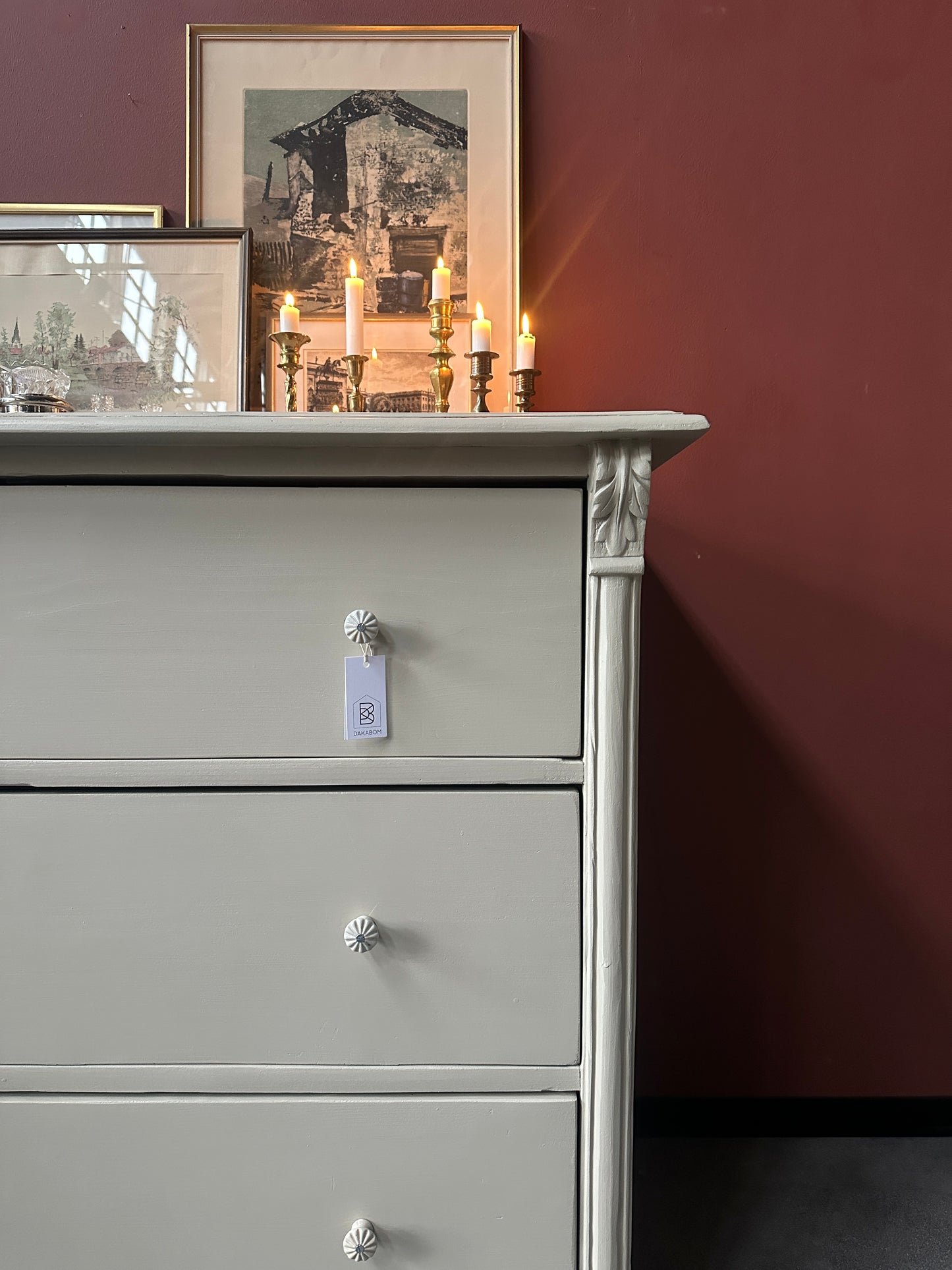 En gammal, vacker byrå i större mått med massor av förvaring. Den har 3 st praktiska lådor med vackra porslinsknoppar.