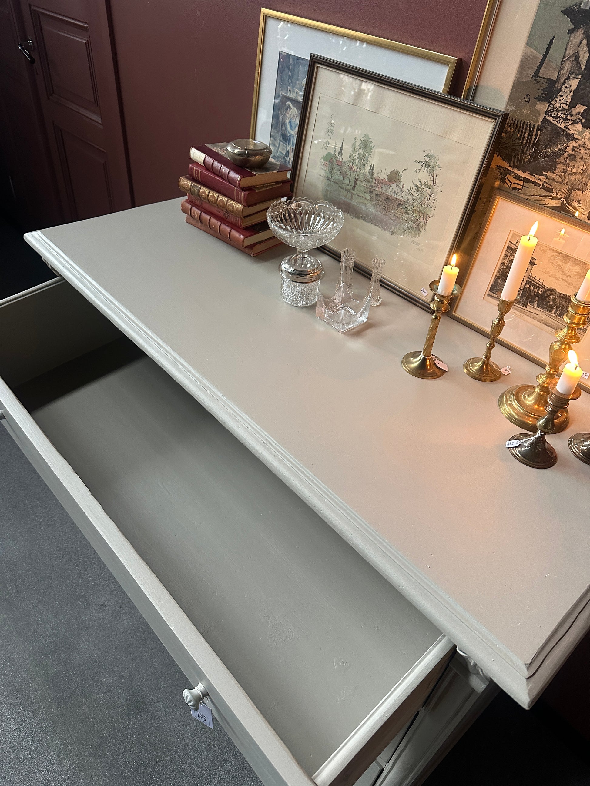 En gammal, vacker byrå i större mått med massor av förvaring. Den har 3 st praktiska lådor med vackra porslinsknoppar.