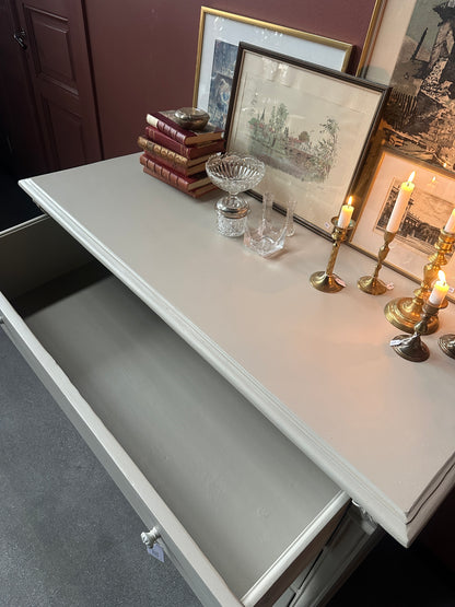 En gammal, vacker byrå i större mått med massor av förvaring. Den har 3 st praktiska lådor med vackra porslinsknoppar.