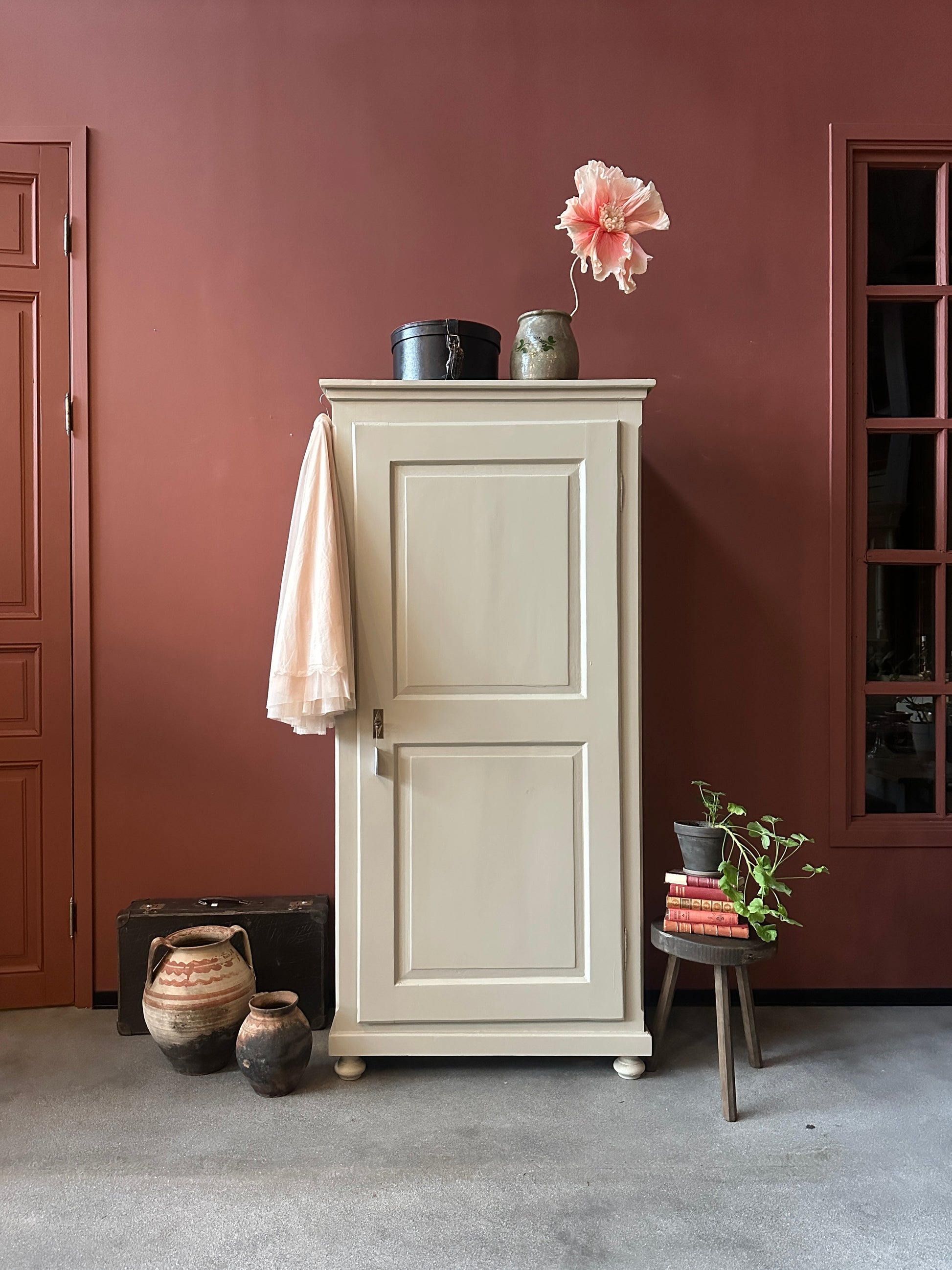 Ett gammalt vackert linneskåp med en högerhängd dörr och härliga former