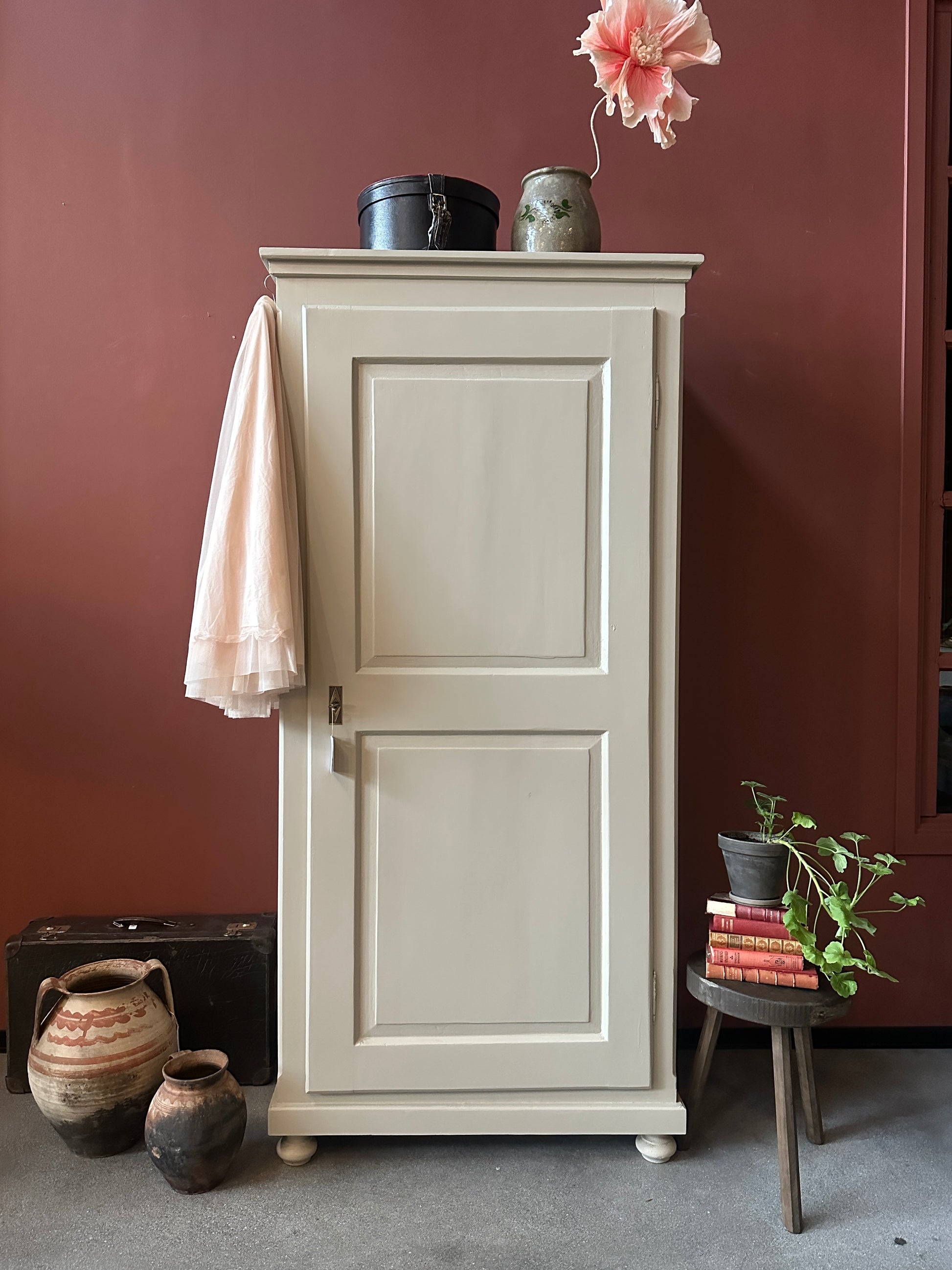 Ett gammalt vackert linneskåp med en högerhängd dörr och härliga former