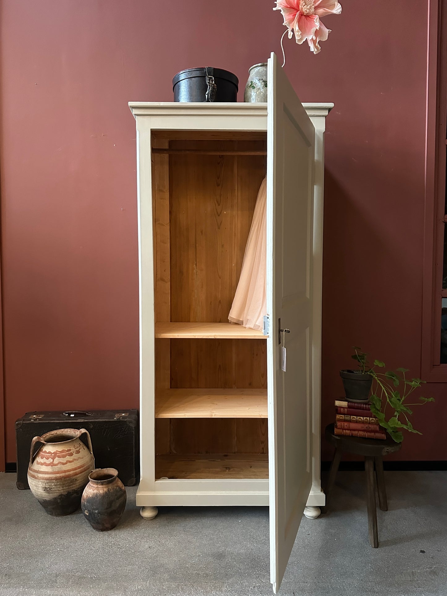 Ett gammalt vackert linneskåp med en högerhängd dörr och härliga former