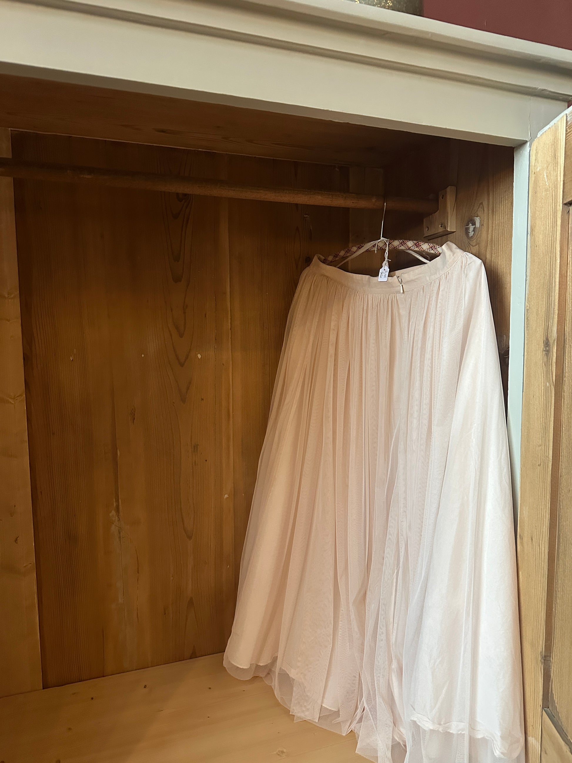 Ett gammalt vackert linneskåp med en högerhängd dörr och härliga former