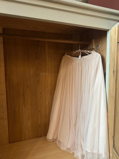 Ett gammalt vackert linneskåp med en högerhängd dörr och härliga former