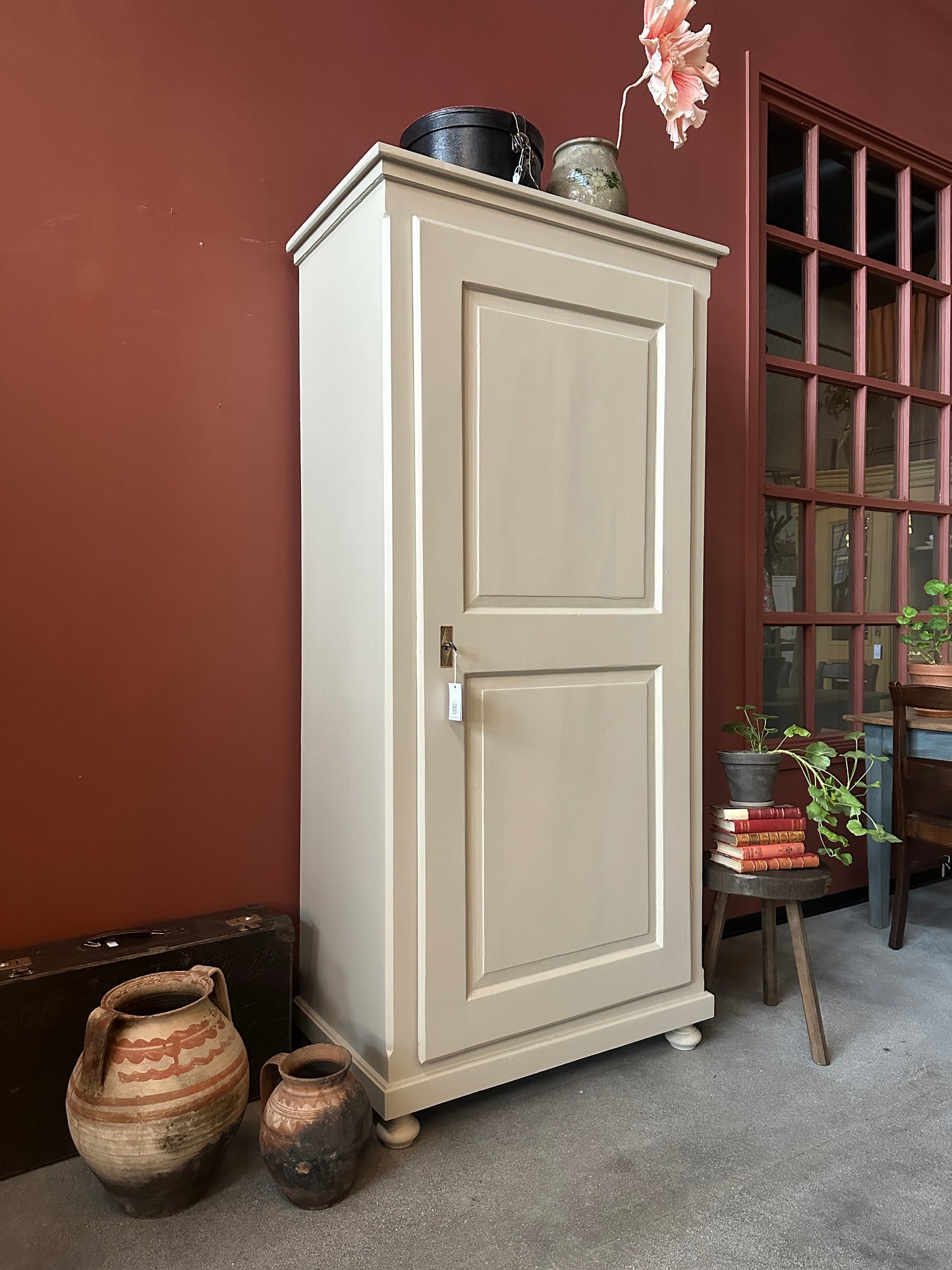 Ett gammalt vackert linneskåp med en högerhängd dörr och härliga former