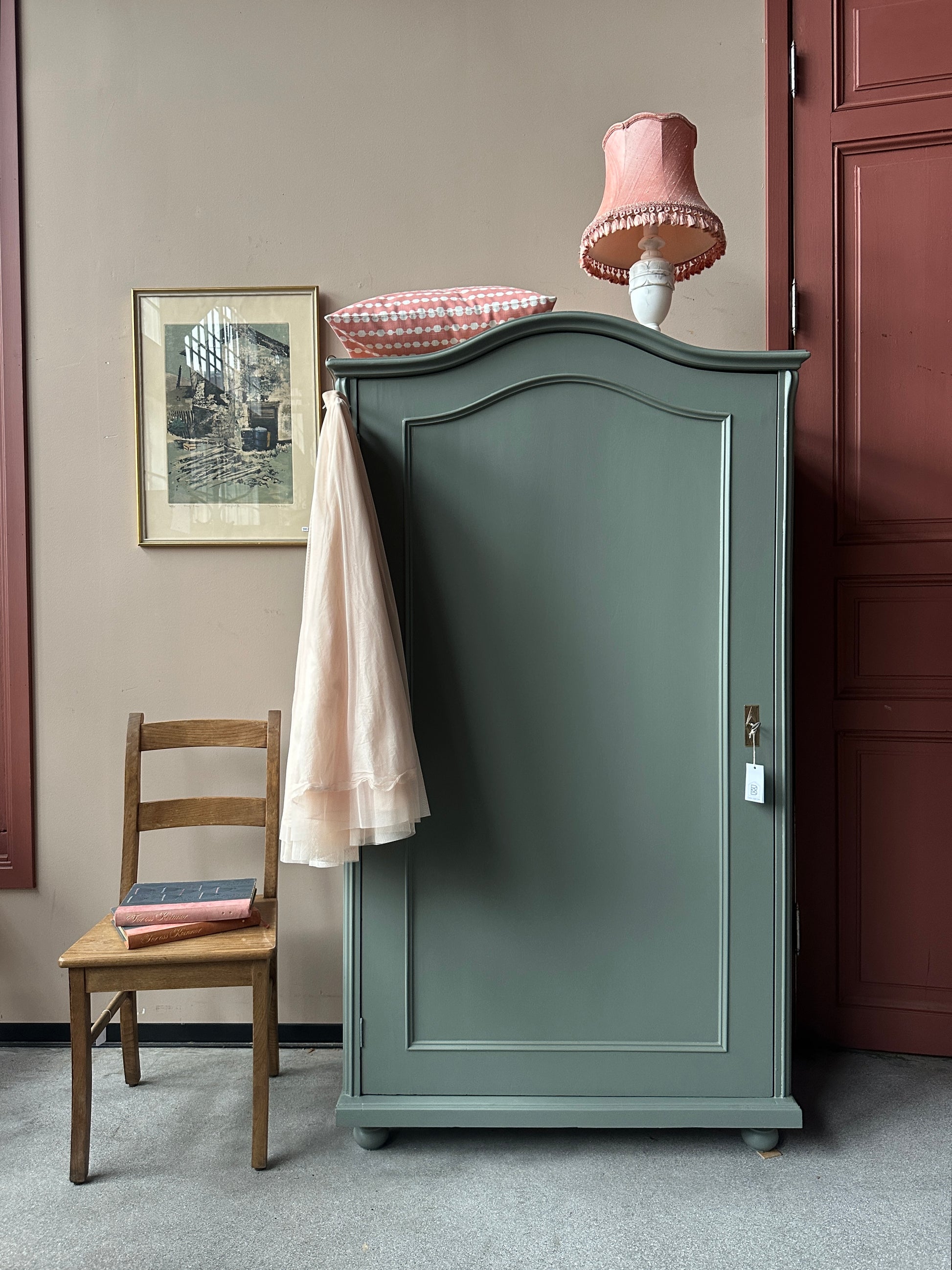 Ett gammalt vackert linneskåp med en vänsterhängd dörr och härliga former.&nbsp;
Skåpet har i dagsläget 3 st nya och fräscha hyllplan