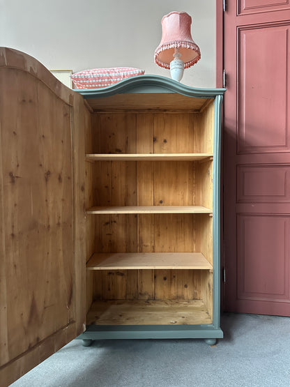 Ett gammalt vackert linneskåp med en vänsterhängd dörr och härliga former.&nbsp;
Skåpet har i dagsläget 3 st nya och fräscha hyllplan