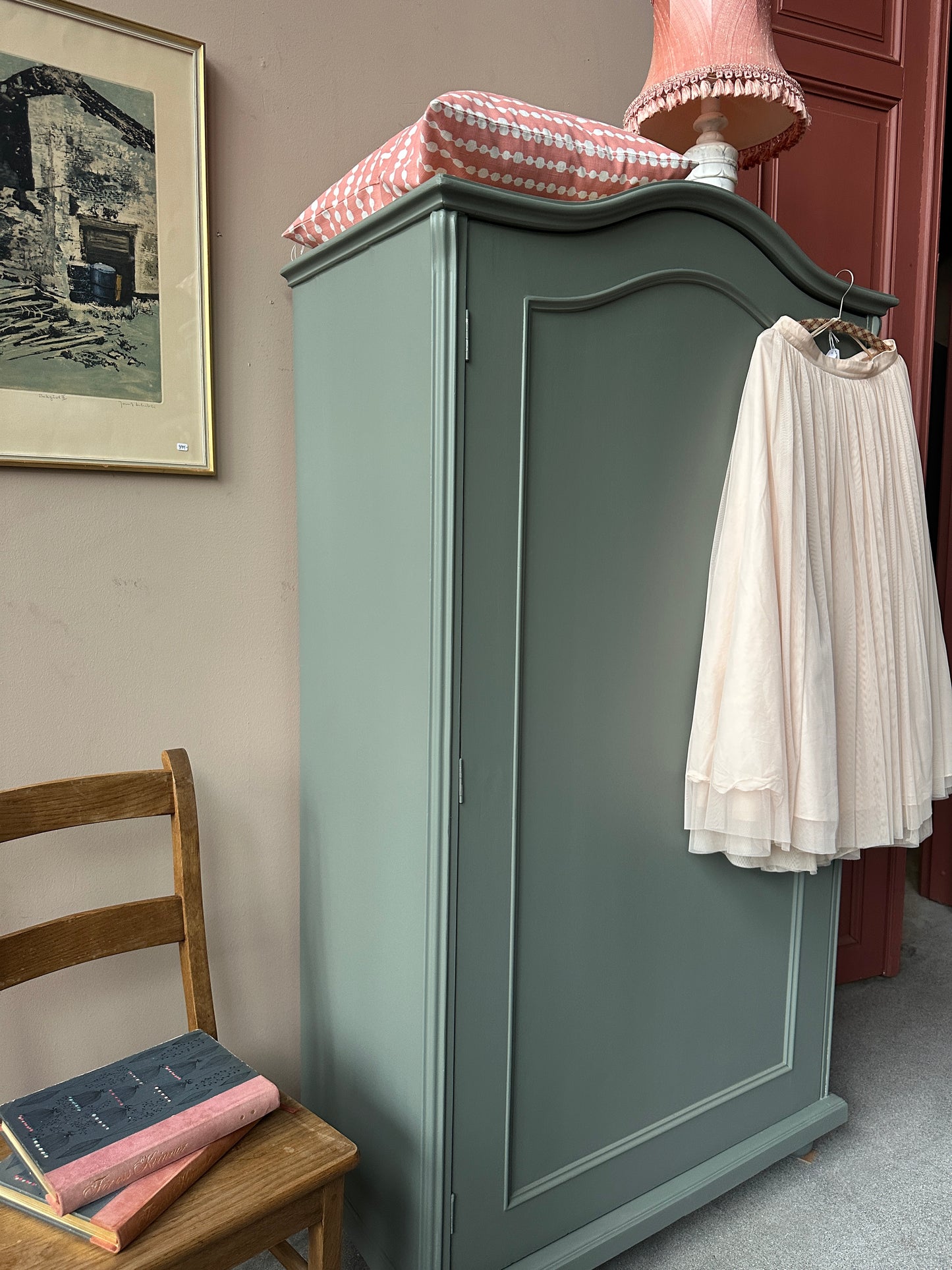 Ett gammalt vackert linneskåp med en vänsterhängd dörr och härliga former.&nbsp;
Skåpet har i dagsläget 3 st nya och fräscha hyllplan