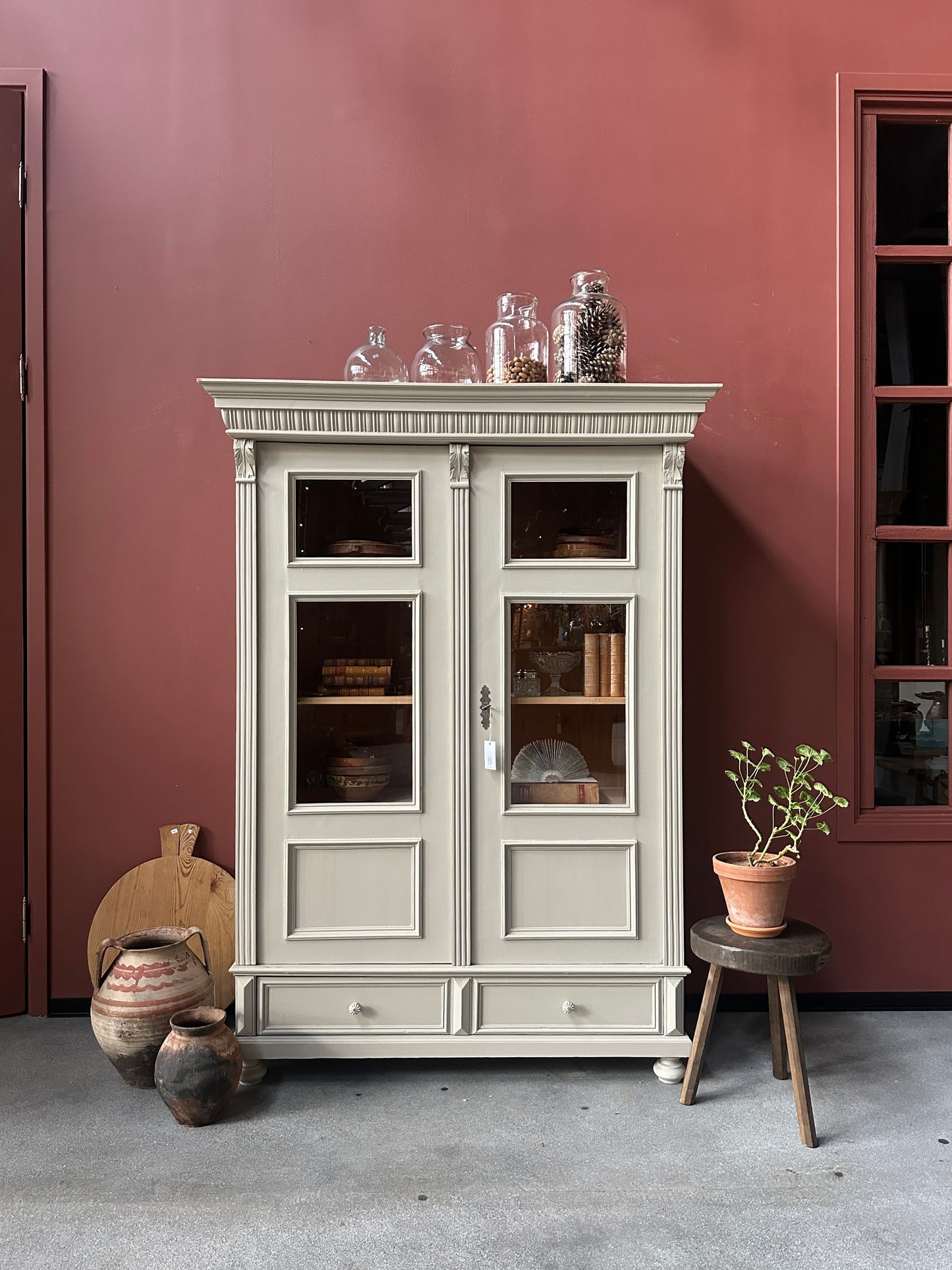 Ett gammalt vackert vitrinskåp med många vackra detaljer. Skåpet har glas i de fyra övre speglarna och täckt nertill för praktiskt dold förvaring