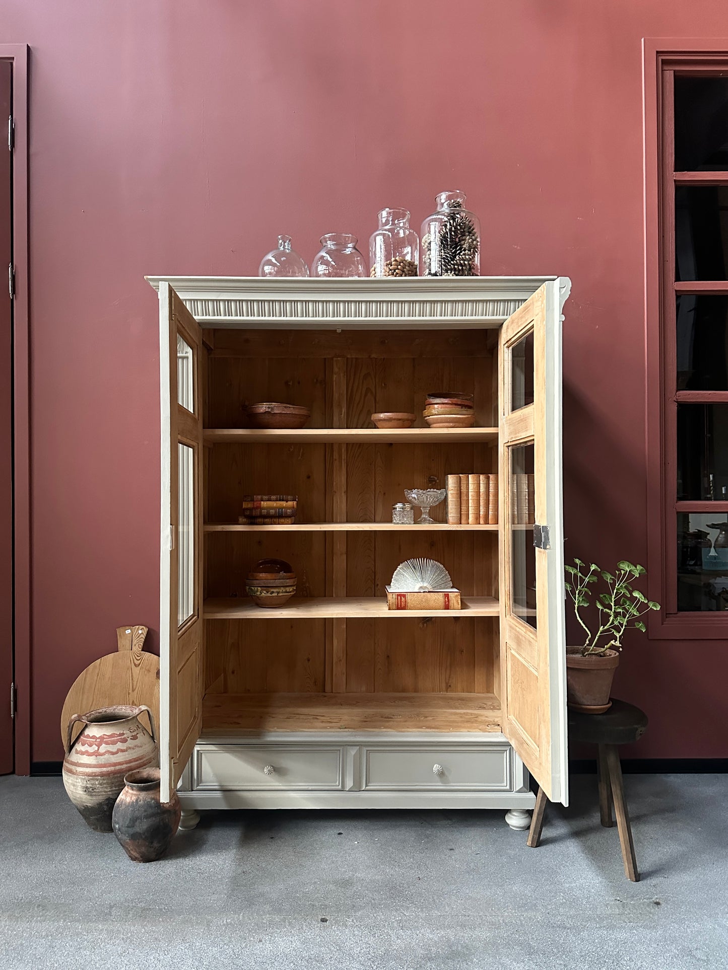 Ett gammalt vackert vitrinskåp med många vackra detaljer. Skåpet har glas i de fyra övre speglarna och täckt nertill för praktiskt dold förvaring