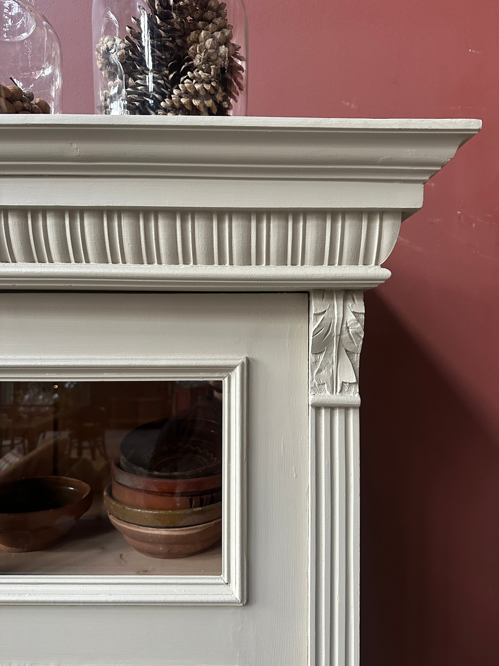 Ett gammalt vackert vitrinskåp med många vackra detaljer. Skåpet har glas i de fyra övre speglarna och täckt nertill för praktiskt dold förvaring