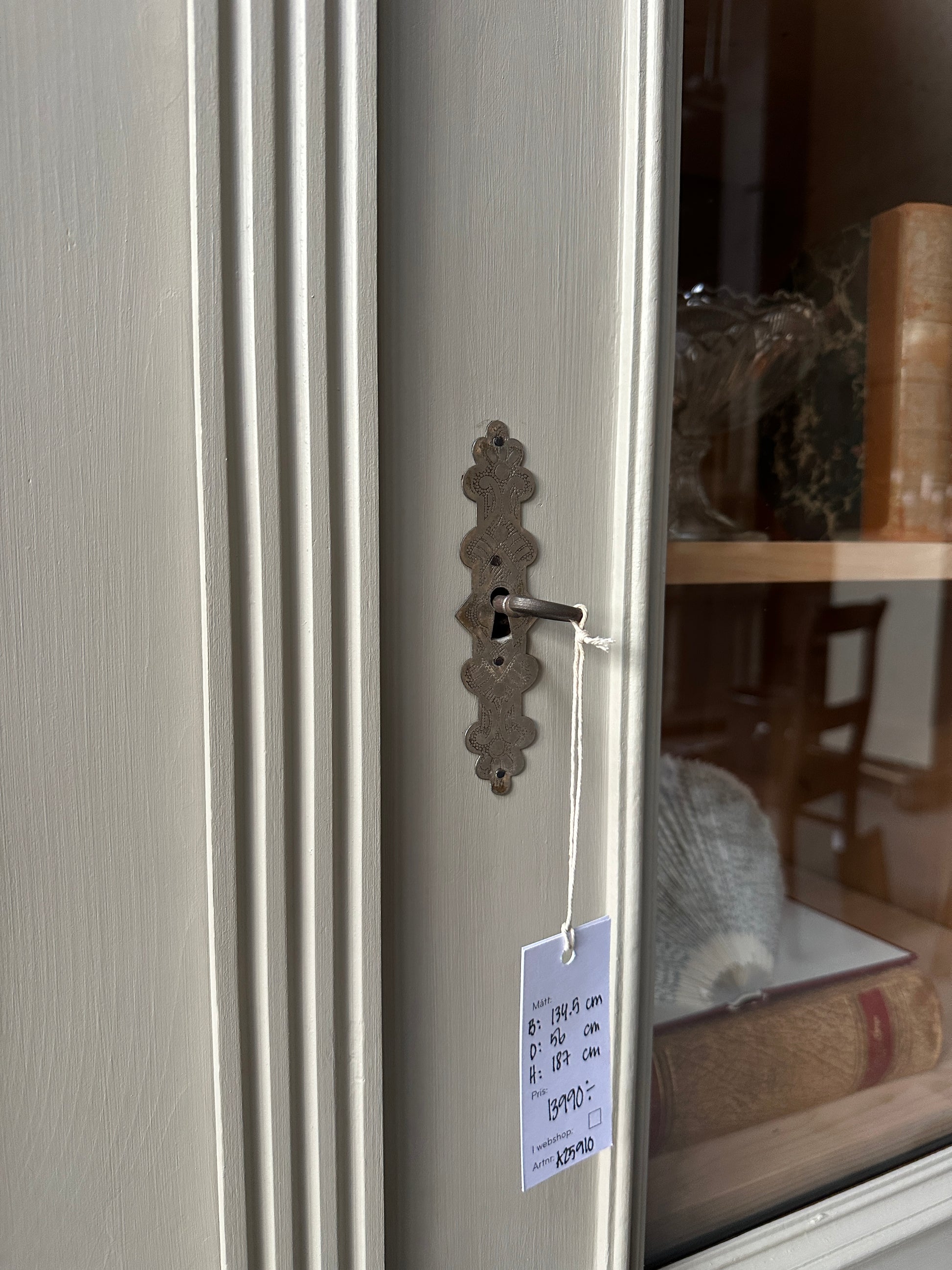 Ett gammalt vackert vitrinskåp med många vackra detaljer. Skåpet har glas i de fyra övre speglarna och täckt nertill för praktiskt dold förvaring