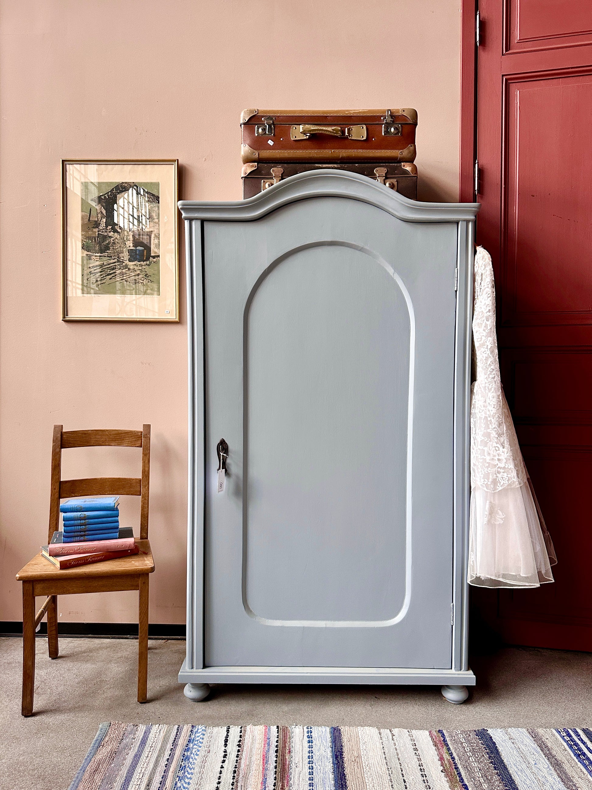 Ett gammalt vackert linneskåp med en högerhängd dörr och härliga former.&nbsp;
Skåpet har i dagsläget 3 st nya och fräscha hyllplan