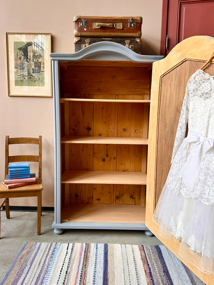 Ett gammalt vackert linneskåp med en högerhängd dörr och härliga former.&nbsp;
Skåpet har i dagsläget 3 st nya och fräscha hyllplan