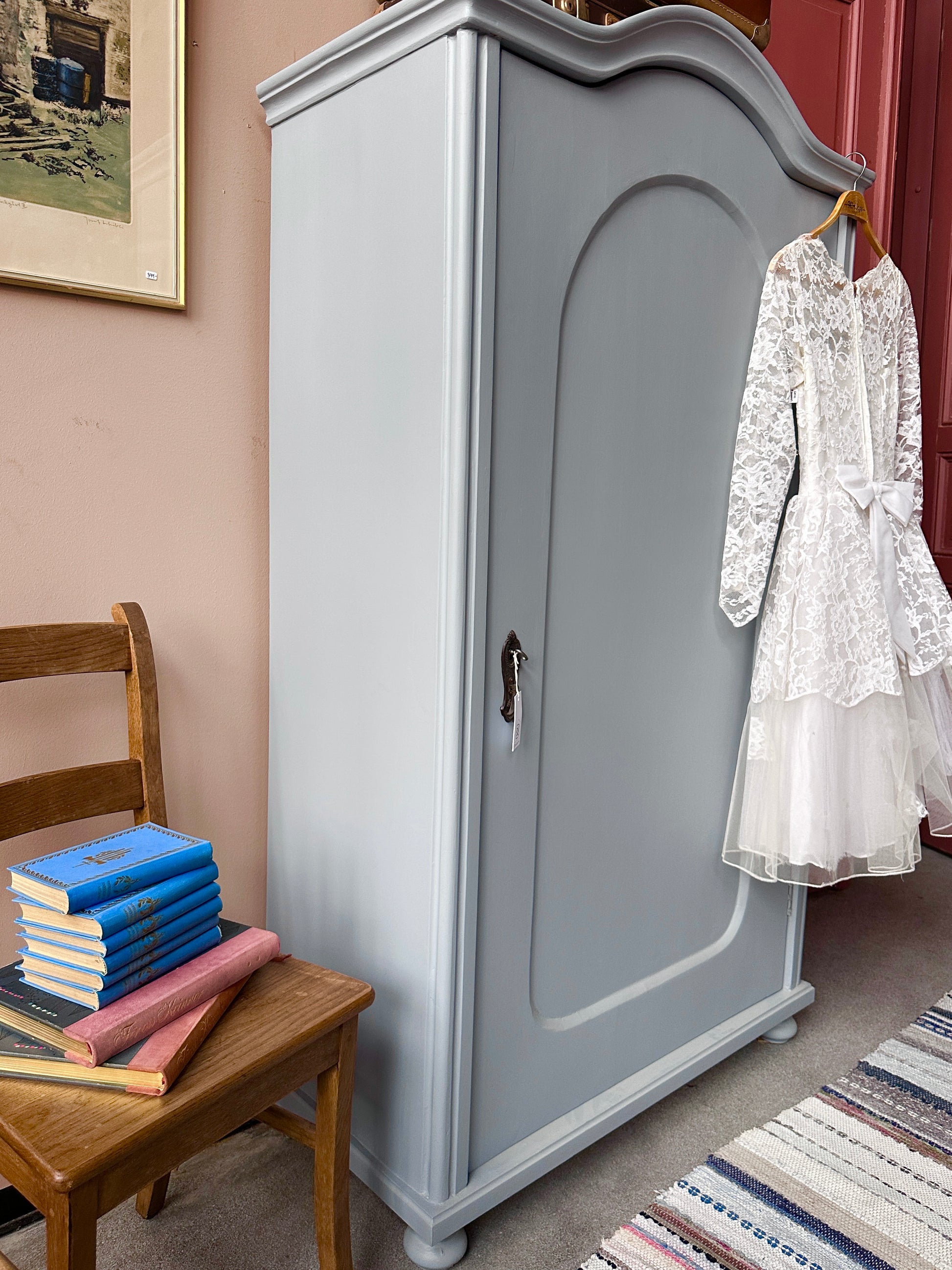 Ett gammalt vackert linneskåp med en högerhängd dörr och härliga former.&nbsp;
Skåpet har i dagsläget 3 st nya och fräscha hyllplan