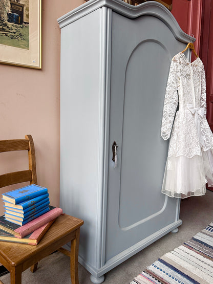 Ett gammalt vackert linneskåp med en högerhängd dörr och härliga former.&nbsp;
Skåpet har i dagsläget 3 st nya och fräscha hyllplan