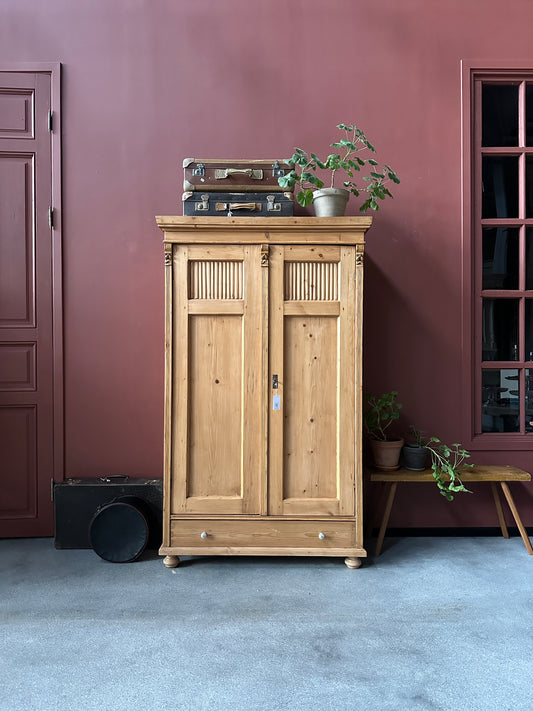 Ett gammalt omålat linneskåp med raka former och snidade detaljer.&nbsp;
Skåpet har i dagsläget 3 st nya och fräscha hyllplan