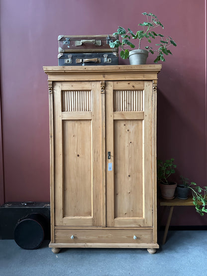 Ett gammalt omålat linneskåp med raka former och snidade detaljer.&nbsp;
Skåpet har i dagsläget 3 st nya och fräscha hyllplan