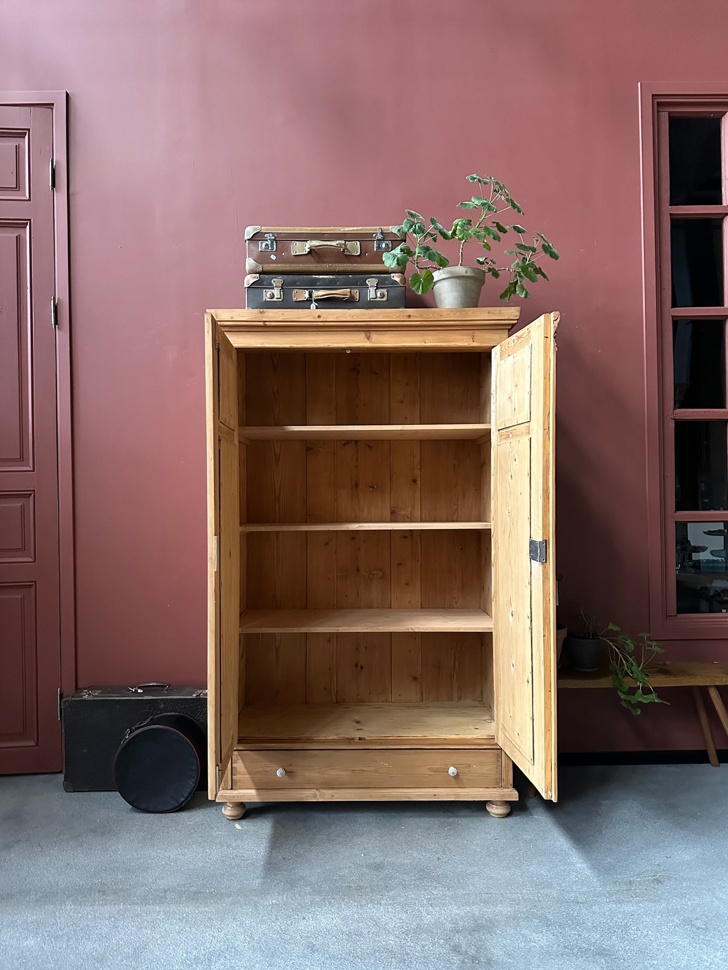 Ett gammalt omålat linneskåp med raka former och snidade detaljer.&nbsp;
Skåpet har i dagsläget 3 st nya och fräscha hyllplan