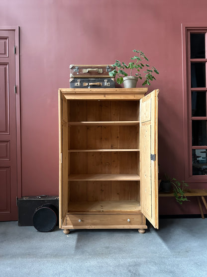 Ett gammalt omålat linneskåp med raka former och snidade detaljer.&nbsp;
Skåpet har i dagsläget 3 st nya och fräscha hyllplan