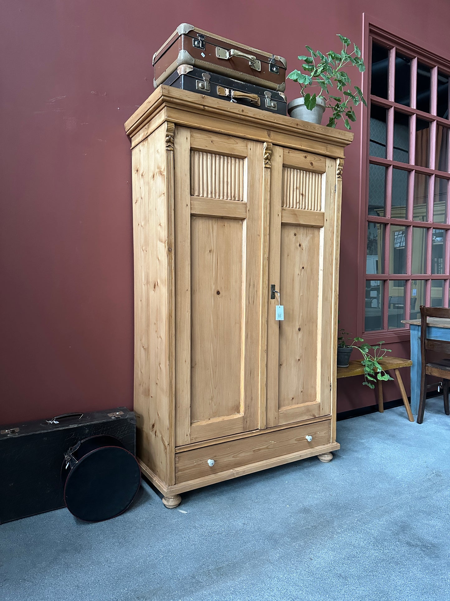 Ett gammalt omålat linneskåp med raka former och snidade detaljer.&nbsp;
Skåpet har i dagsläget 3 st nya och fräscha hyllplan