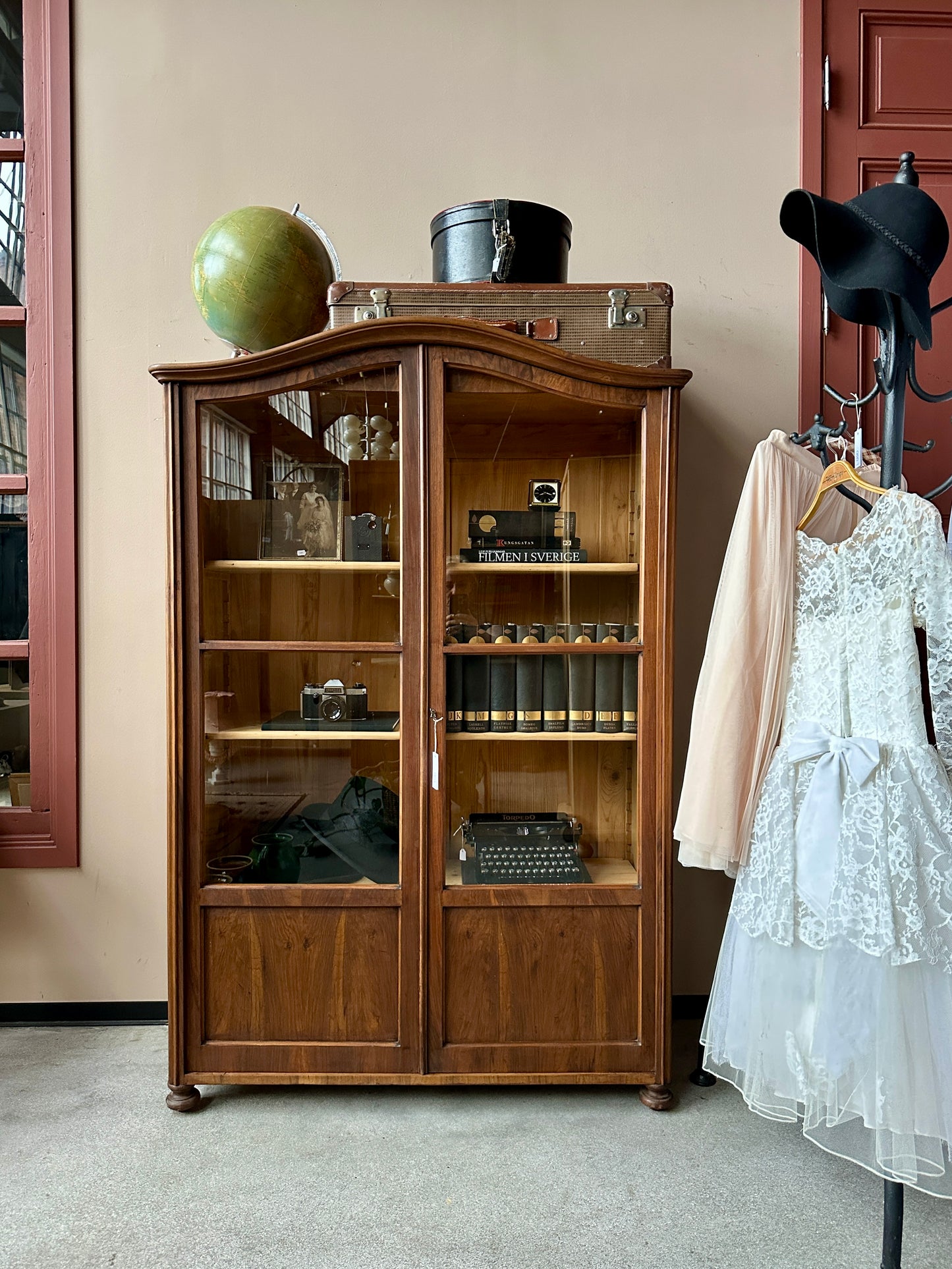 Ett trärent vitrinskåp