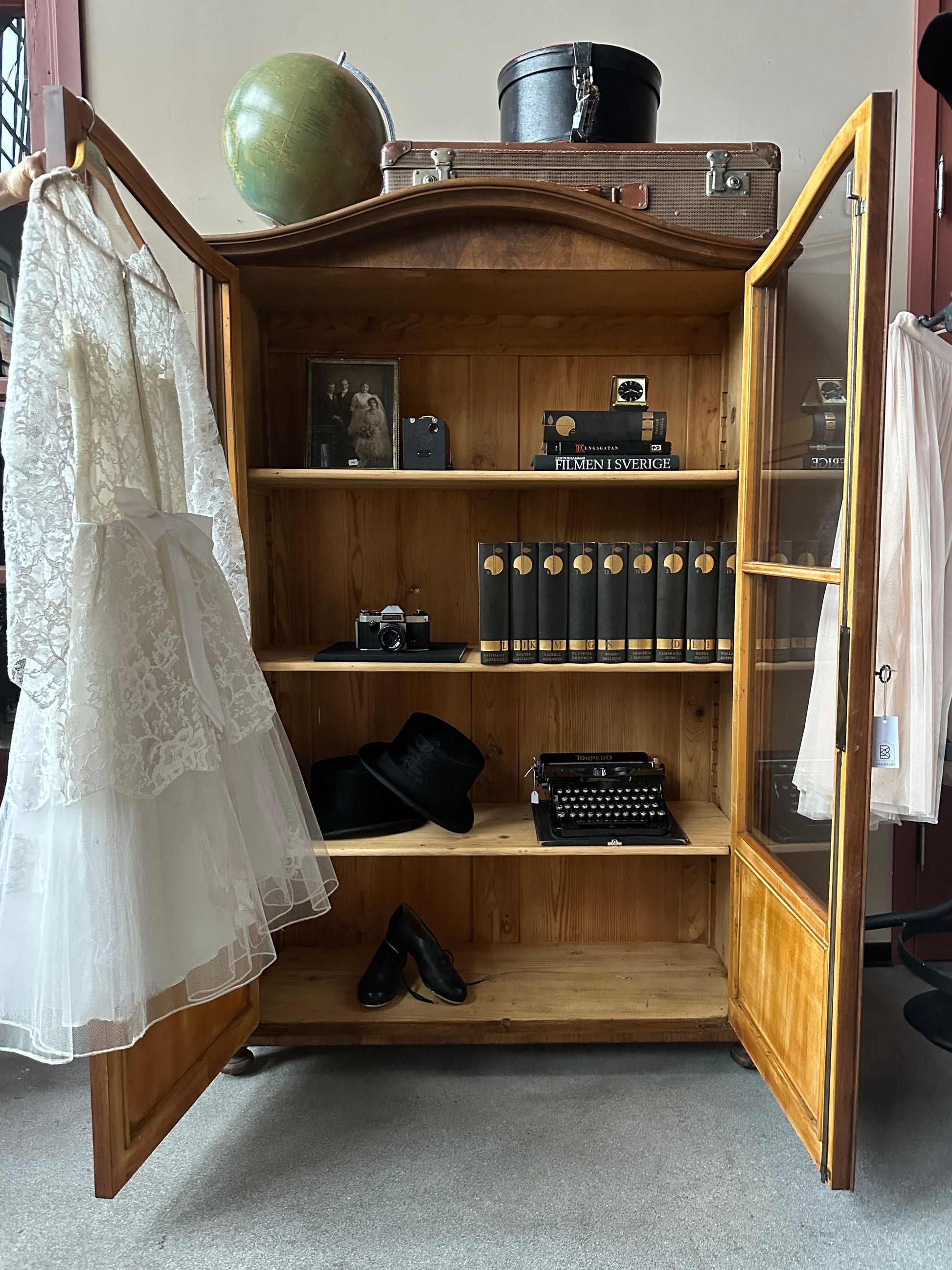 Ett trärent vitrinskåp