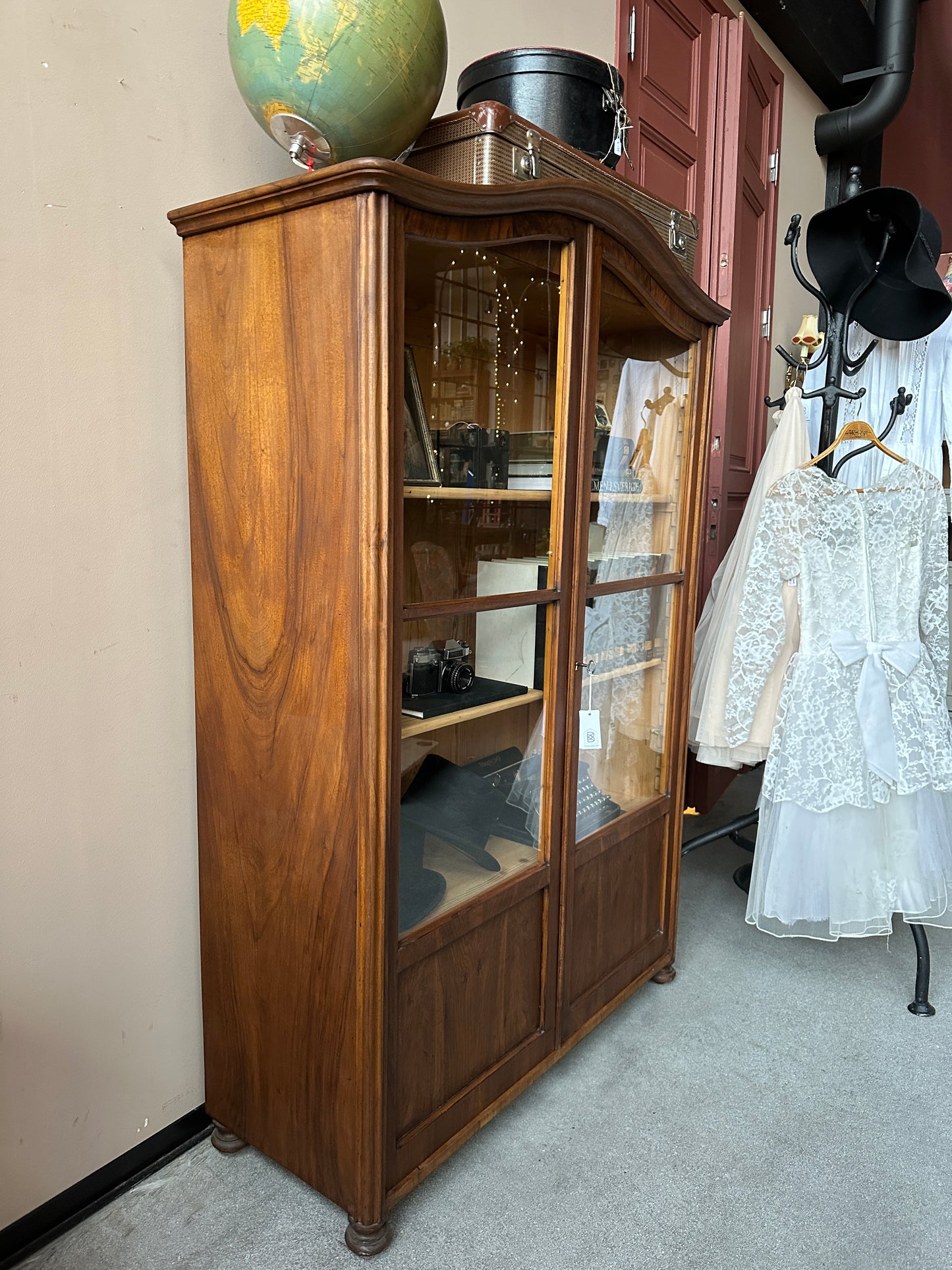 Ett trärent vitrinskåp