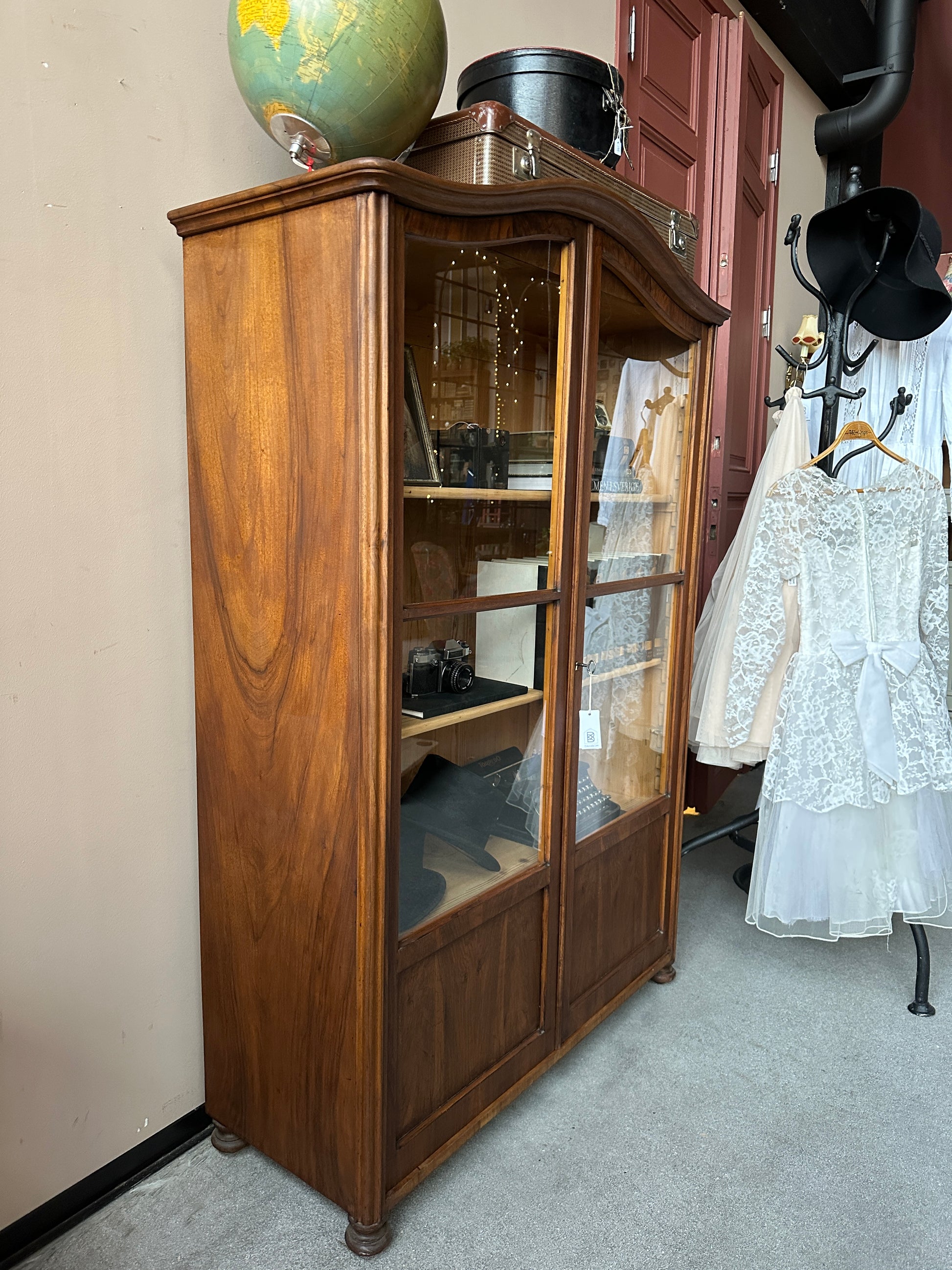 Ett trärent vitrinskåp
