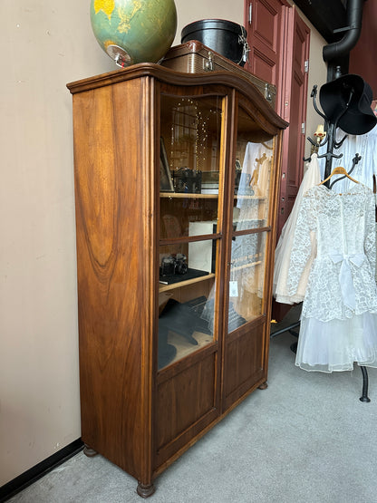 Ett trärent vitrinskåp