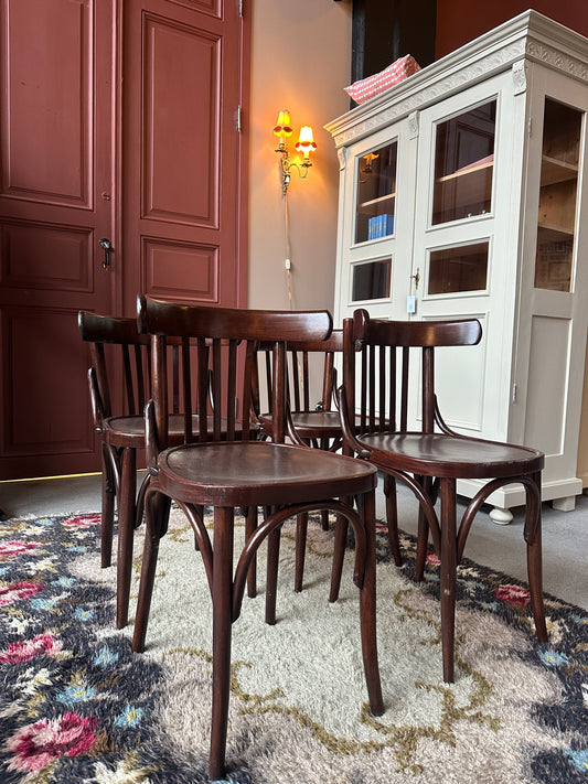 Ett set med 4 st gamla, fina stolar. Dessa har sannolikt stått på någon ungersk restaurang eller bar tidigare