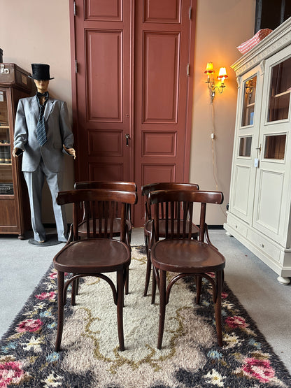 Ett set med 4 st gamla, fina stolar. Dessa har sannolikt stått på någon ungersk restaurang eller bar tidigare